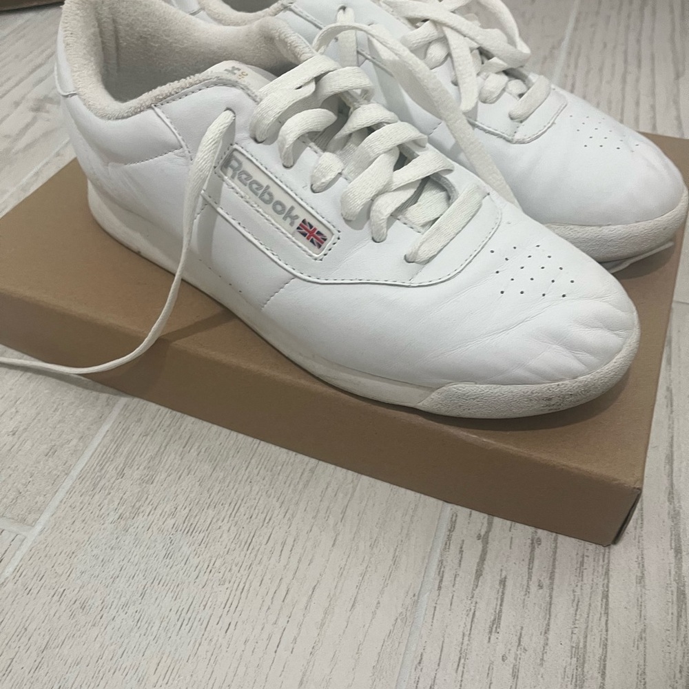 Reebok Classic Sneakers, size 9, White